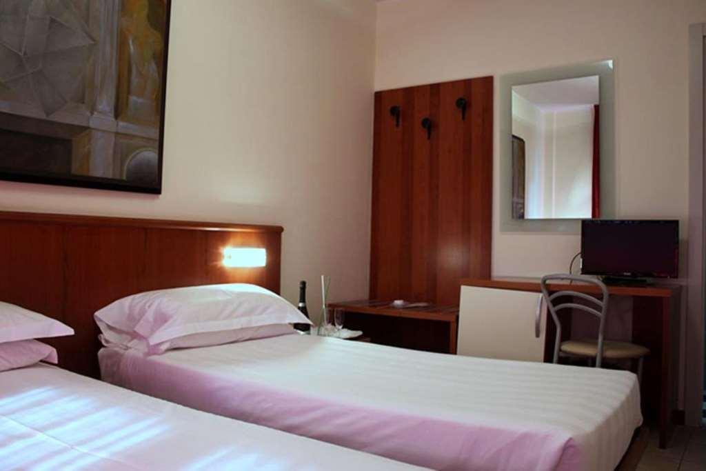 Leonardo Hotel Parma Room photo